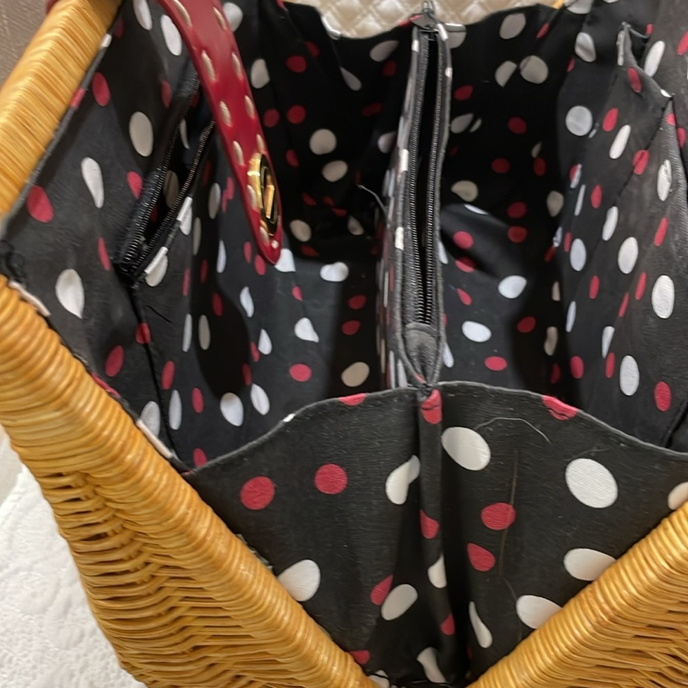 Just a cute straw bag with red leather accents... Fun for fall!๐๐๐ - Picture 10 of 11
